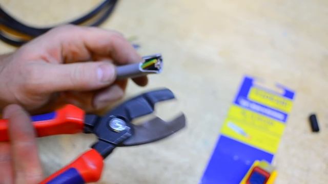 JOKARI nůž na odizolovávání a KNIPEX nůžky na kabely смотреть онлайн