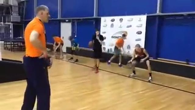 Ведение мяча - восьмёрка вокруг ног смотреть онлайн