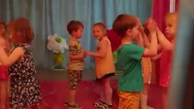 Мальчик с пальчик,девочка с мизинчик))))