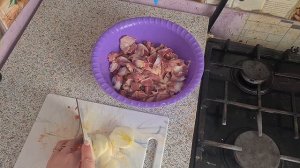 Куриные потрошка на сковороде в сметане с брокколи и стручковой фасолью