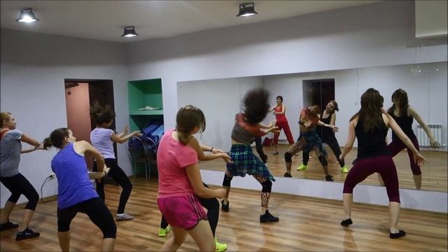 Клубная латина c Тати в арт-студии "БРОДВЕЙ" смотреть онлайн