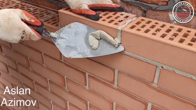 Кирпичная кладка на белый шов.Brickwork on a white seam