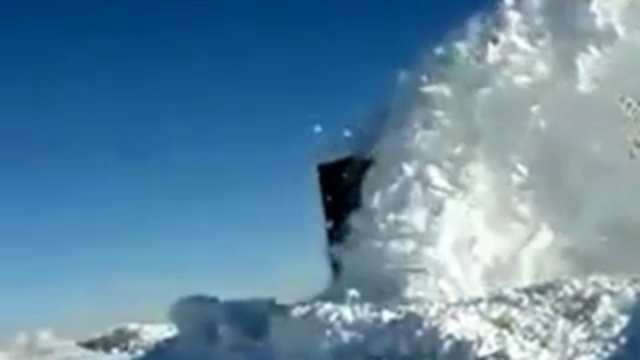 Поезд эффектно пробивается сквозь снег смотреть онлайн