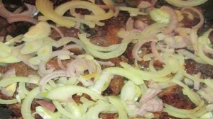 Жареная куриная печень с луком