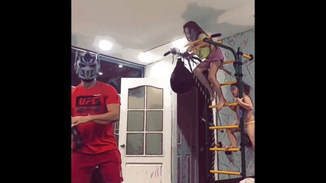 Робот Автобот прилетел на землю. смотреть онлайн