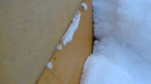 Как защитить семьи пчел от синиц и холода? Укрываю и утепляю ульи снегом. ВИДЕО.