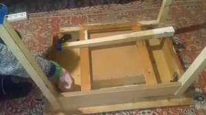 Разбираем кухонный старый стол для перевоза в другое место