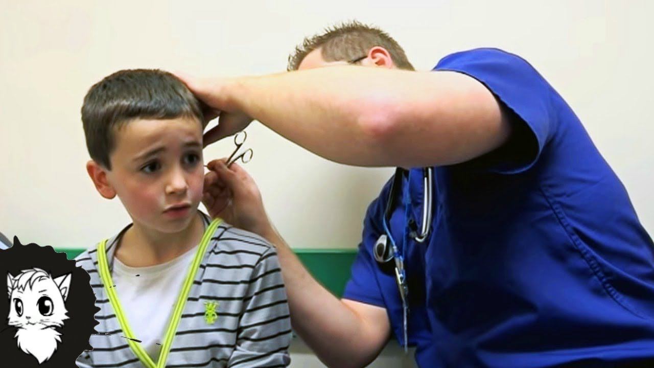 РЕБЕНОК СКАЗАЛ ЧТО У НЕГО В УХЕ КАРАНДАШ НО ВРАЧ ДОСТАЛ КОЕ-ЧТО ПОХУЖЕ [Белый кот] смотреть онлайн