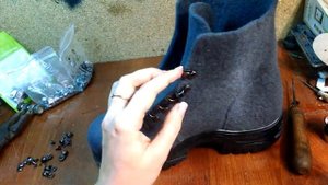 Валяные мужские ботинки. Последняя часть - устанавливаем крючки для шнурков.