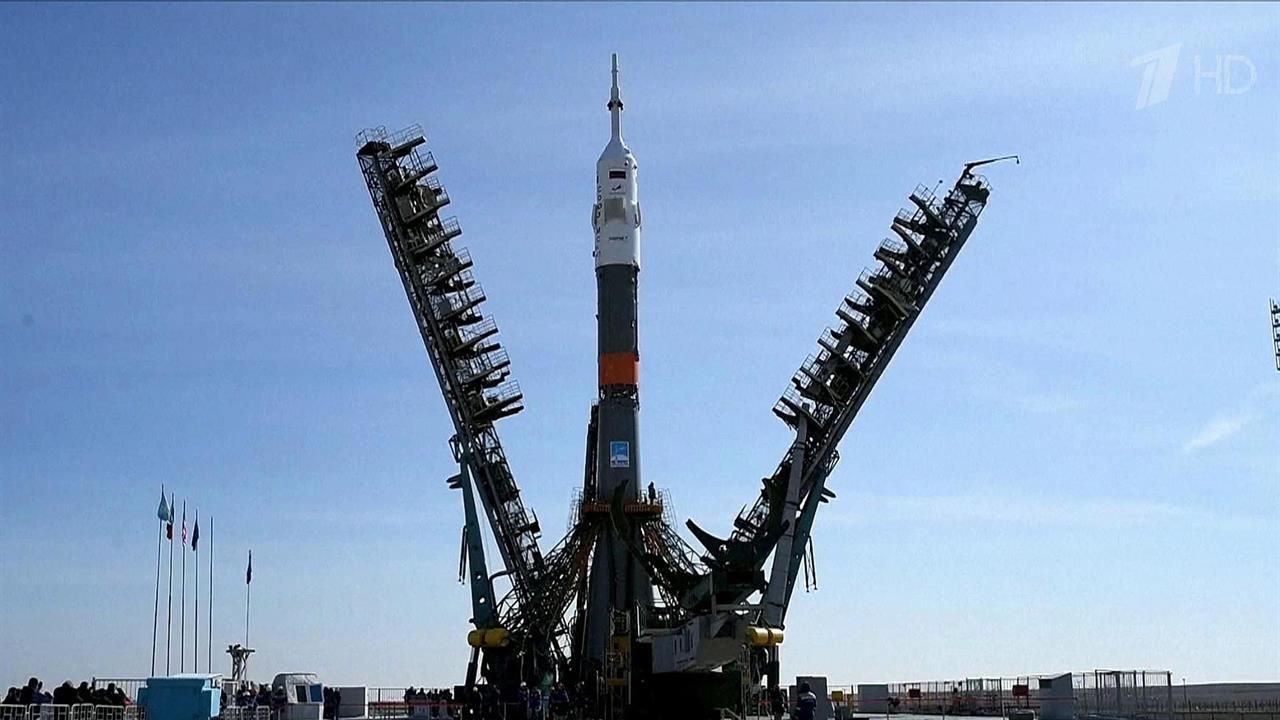 С Байконура стартует космический корабль "Союз" с международным экипажем