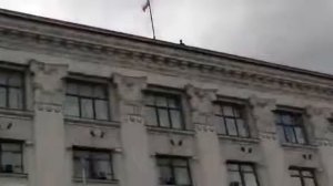 Луганск 28 04 2014 Флаг России над ОГА