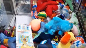 Ловим большие игрушки в автомате "Хватайка"!!