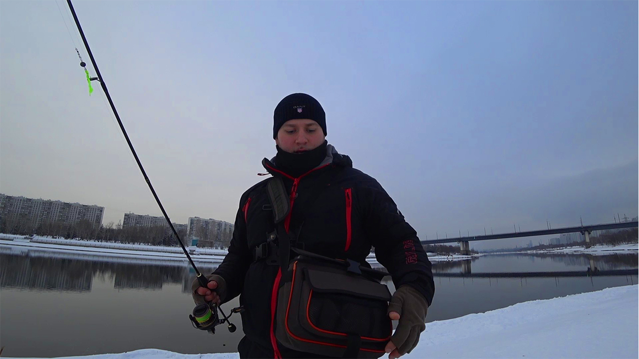 ПОЙМАЛ с ПЕРВОГО ЗАБРОСА и ЭТО НЕ ВСЁ! ! ОБЗОР СУМКИ ЗА 2000 рублей! Рыбалка на спиннинг смотреть онлайн