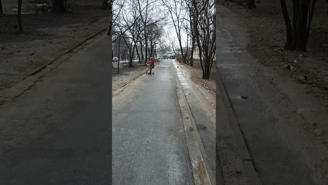 Тимка катается на самокате