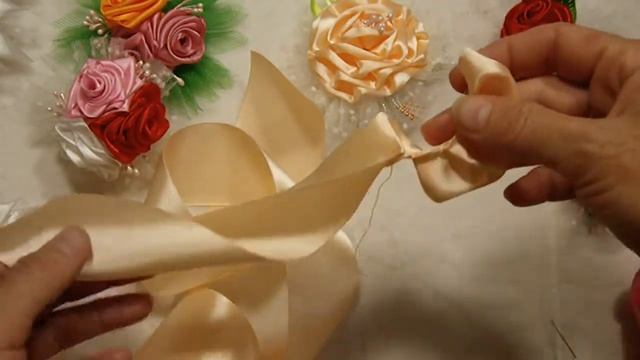Цветы и бантики из атласных лент. Обзор бантиков ручной работы. Flowers and bows made of satin.