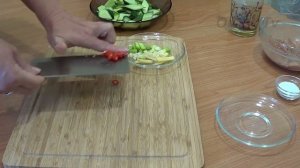 Жареная свинина с огурцом (黄瓜炒猪肉片, Huángguā chǎo zhūròu piàn). Китайская кухня.