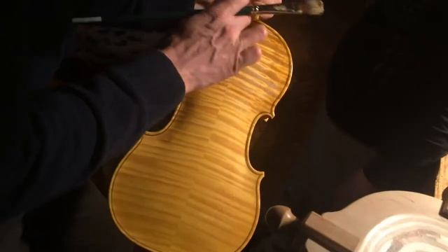 Секреты создания скрипки. Даю цвет скрипке перед лаком