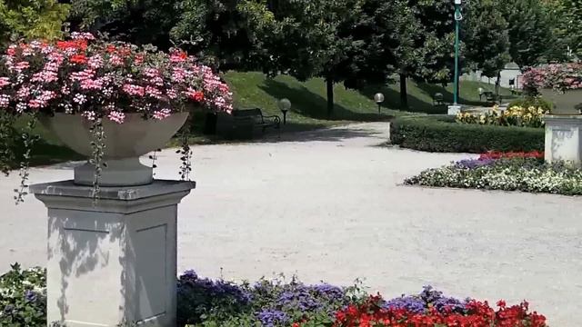 Grassalkovich Garden in Bratislava, Slovakia HD смотреть онлайн