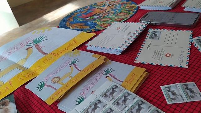 Второй день подписываем открытки для наших друзей. The second day we sign postcards for our friends смотреть онлайн