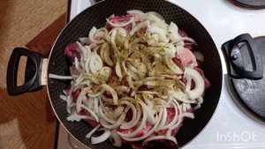 Вкусная жареная говядина с луком