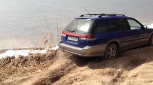 Жостово на пляже Subaru Outback решает