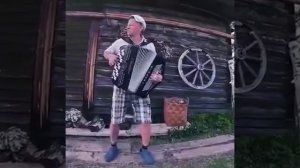 Деревенский парень играет круто на баяне