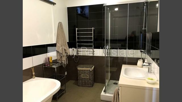 Новостройка, кирпичные стены, благоустроенная озеленённая территория, въездные в смотреть онлайн