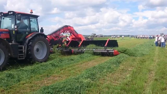 Валкообразователь с ленточной передачей сена MERGE MAXX 902 смотреть онлайн