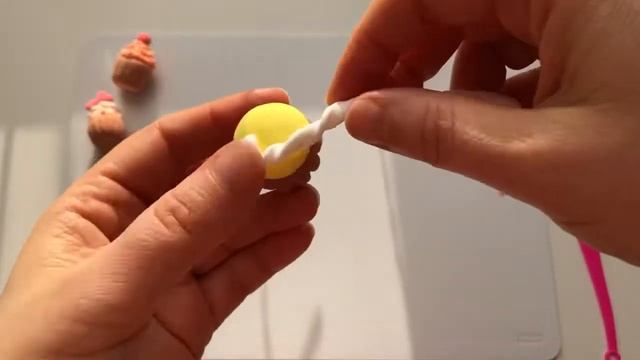 Еда для кукол своими руками. Кекс. Лепим из воздушного пластилина смотреть онлайн