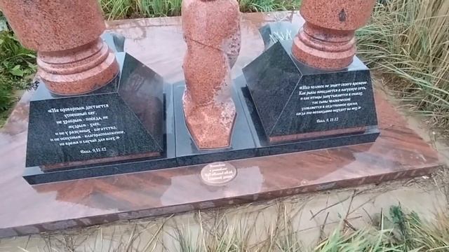 Различные гранитные памятники на кладбище России . Варианты благоустройства захоронений. смотреть онлайн