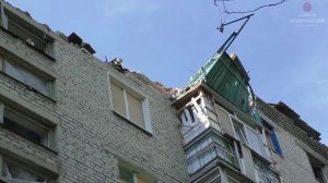 Посёлок Октябрьский - люди продолжают жить в разрухе и под обстрелами 26.07.2015