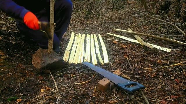 Хижина в лесу. Избушка. Сделали двери из досок. Изба в лесу. Постройка дома в лесу.