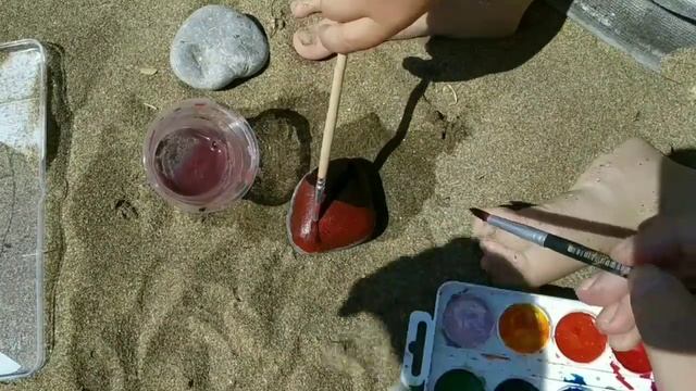 Развивашки. Божья коровка на камне