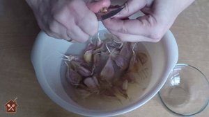 Как почистить МНОГО чеснока БЫСТРО и ЛЕГКО