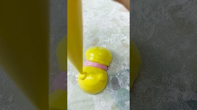 Желтый медведь из маршмеллоу
