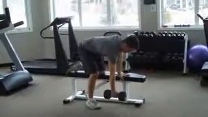 Подъем гантели до груди с упором на скамью