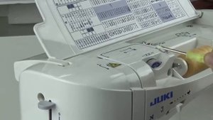Как настроить натяжение нижней нити в швейной машине.