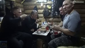 Первая рыбалка на ХАРИУСА в зимнем сезоне \ Часть 3 \ Вечер в лесной избе