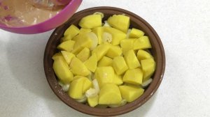 Новогоднее блюдо - Курица запеченная с картошкой и луком в глиняной посуде - Готовим вместе с Аней