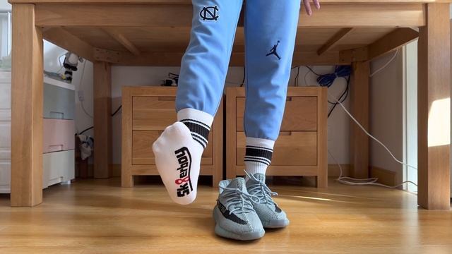 Adidas Yeezy Boost 350 V2 HQ2060 with white socks смотреть онлайн