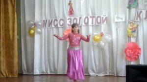 Девочка танцует восточный танец.(Супер просто класс)