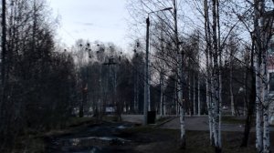 Прогулка по набережной г  Белая Холуница. Берега речки и пруда все в мусоре.