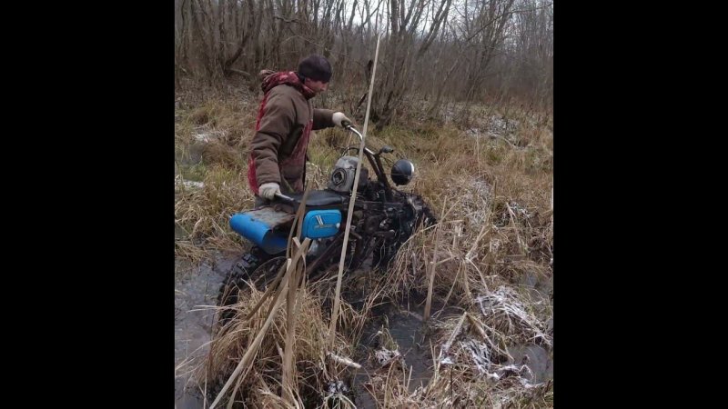 Мотоцикл пила едет по болотцу