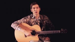 Как играть на гитаре: посадка и постановка рук гитариста - Урок 2.4