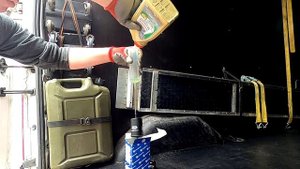Простейшая инструкция по замене топливного фильтра Форд Транзит. С Wynns Diesel Clean-Up W25241
