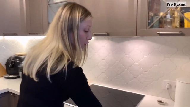 Уютная классическая кухня на 9м2 ! Рум тур. Обзор кухни. Фасады из ясеня. Красивые стекла. Миксон смотреть онлайн