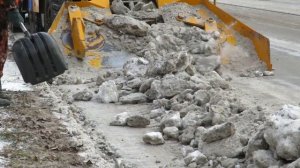 Снегопогрузчик лаповый и КАМАЗ 65115, уборка снега