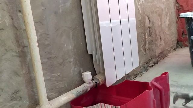 Как снять батарею под давлением и не затопить соседа! Бонус ЛайфхаК! смотреть онлайн