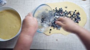 Пирог с ягодами смородины. Дрожжевой сдобный пирог