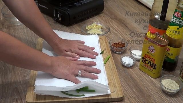 Жареные чесночные стрелки по-китайски (炸蒜苔, Zhà suàntái). Китайская кухня.